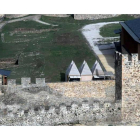 El tejado de la caseta tienda de madera instalada en el patio, en contraste con las almenas del Castillo de los Templarios.