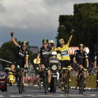 El equipo Sky, con Froome de amarillo en el centro, celebra el triunfo antes de cruzar la última meta del Tour 2015 en los Campos Elíseos.