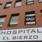 Personal del Hospital El Bierzo, asomado a una ventana en una imagen de archivo. ANA F. BARREDO