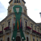 Un enorme lazo verde ya cuelga desde el Ayuntamiento bañezano.