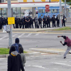 Unos manifestantes lanzan objetos a la policía, el lunes en Baltimore.