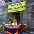 Los activistas piden a Cañete que escuche a los pescadores artesanales.