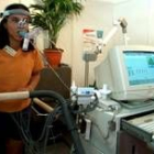 Una joven realiza una prueba de esfuerzo en un centro sanitario