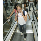Natalia Rodríguez se seca las lágimas en Barajas.