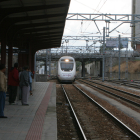 Un tren Alvia entra en la estación de Ponferrada. ANA F. BARREDO