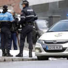 Agentes de la Policía Local custodian el cadáver, que yace tendido en la acera tapado con una sábana.