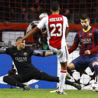 Danny Hoesen marca el 2-0 ante el defensa Gerad Piqué y el portero José Manuel Pinto en el partido entre el Ajax y el Barça.