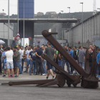 Los mineros cortaron el acceso al puerto de Avilés durante una hora. RICARDO SOLÍS / LA NUEVA ESPAÑA
