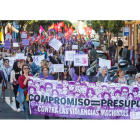 Varias generaciones de mujeres coincidieron en la manifestación de León, donde un nutrido grupo de hombres las acompañó. FERNANDO OTERO
