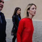 Cayetana Álvarez de Toledo llega al colegio electoral para votar.
