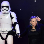Carrie Fisher posa junto a un soldado imperial, en diciembre del 2015.