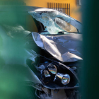 Imagen del estado en el que quedó el coche usado para los atropellos. ANGELES G.VISDÓMINE