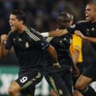 Cristiano Ronaldo y su compatriota Pepe celebran el gol inicial del primero contra el Zúrich.