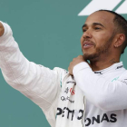 Hamilton se coloca líder del mundial tras vencer en Azerbaiyán. V.X.