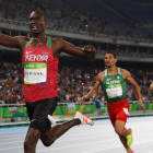 David Rudisha entra vencedor en los 800 metros.