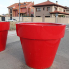 Maceteros instalados a modo de bolardos en la zona de urbanizaciones de Eras de Renueva.
