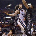 Marc Gasol intenta controlar un balón en presencia de Towns en el partido de Menfis