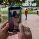 Una mujer juega al Pokémon Go frente a la Casa Blanca, en Washington.
