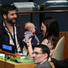 La primera ministra de Nueva Zelanda, Jacinda Ardern, sosteniendo a su bebé.