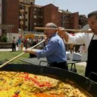 El alcalde de León, Mario Amilivia, prueba la paella popular de La Palomera