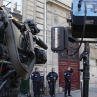 Cámaras de televisión apostadas frente al palacete donde han robado a Kim Kardashian.