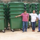 El alcalde, junto a los nuevos contenedores de reciclaje.
