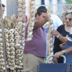 Venta de ajos en la feria celebrada el pasado año en la localidad de San Miguel.