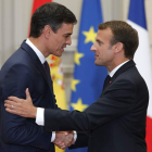 Pedro Sánchez y Emmanuel Macron se saludan en el Elíseo, donde mantuvieron un encuentro en la primera parada de la gira europea. THIBAULT CAMUS / POOL