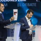 Los candidatos a la Presidencia de la Junta por el PP, Alfonso Fernández Mañueco, y el candidato por el PSOE, Luis Tudanca, durante el debate.