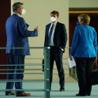 Merkel, Markus Soeder y Steffen Seibert, ayer en Berlín. CLEMENS BILAN