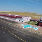 Las instalaciones cuentan con cuatro hangares y seis aulas de formación.
