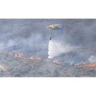 El uso de medios aéreos para descargar agua ayudó al personal destacado en tierra a controlar el incendio y evitar que se acercara a la población. L. DE LA MATA