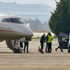 El rey emérito, Juan Carlos I, ha llegado este mediodia al aeropuerto de Foronda en Vitoria-Gasteiz. ADRIÁN RUIZ HIERRO