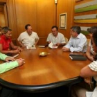 Los alcaldes pedáneos de Armunia, Oteruelo y Trobajo del Cerecedo junto a Fernández y Canuria