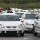 Un grupo de taxis del Bierzo, en una imagen de archivo.