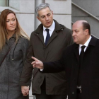 El exsecretario general del PP valenciano Ricardo Costa, acompañado por su pareja y su abogado a su llegada a la Audiencia Nacional.