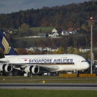 Un avión de Singapore Airlines, estacionado en el aeropuerto de Zurich.