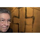 El artista catalán Antoni Tàpies, junto a una de sus inconfundibles obras realizadas con materiales reciclados.