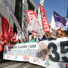 Concentración de los trabajadores frente a la delegación territorial de la Junta en Valladolid. RUBÉN CACHO