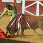 El diestro de Santa Cruz de Mudela, Emilio Huertas, da un derechazo al segundo de la tarde. MEDINA