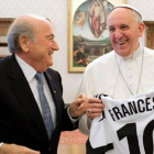 El papa Francisco recibe una camiseta con su nombre y el número 10 de manos del presidente de la FIFA, Joseph Blatter, durante una audiencia privada en El Vaticano.