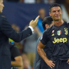 Cristiano Ronaldo muestra su desesperación ante la mirada de Massimo Allegri, técnico de la Juventus.