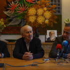 Juan Carlos Mestre, Antonio Gamoneda y Joaquín Otero, ayer, en la casa museo del escritor villafranquino, durante la presentación del premio de poesía. MIGUEL F. B.