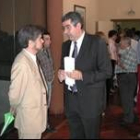 El alcalde de Villafranca, Vicente Cela, conversando con García Millán tras la toma de posesión