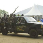 Fuerzas leales al presidente marfileño, Alassane Ouattara, patrullan una calle de Abiyán.