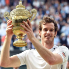 El británico Andy Murray levanta el trofeo de Wimbledon tras vencer a Raonic en tres sets. ANDY RAIN
