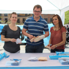 Alberto Leal, en el stand del PP en el mercado de Astorga, junto a otras compañeras.