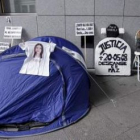 Imagen de la madre de Sheila Barrero, acampada a las puertas de la Audiencia Provincial de Asturias