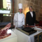 Miguel Martínez, presidente de Paradores (derecha) junto a los cocineros del Hostal de San Marcos.