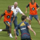 Aragonés da instrucciones a Senna, Xabi y Salgado durante el entrenamiento de ayer en Kamen